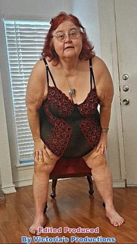 Bbw zralá zrzavá sestřička Vicki Modelky ve spodním prádle