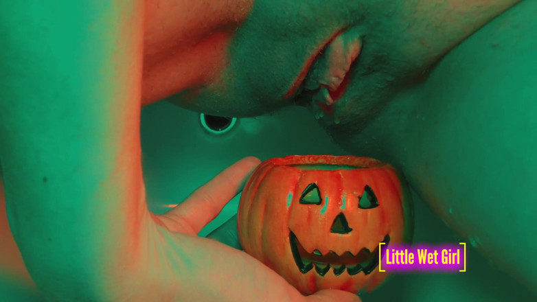 Little Wet Girl: Pissen in de pompoen op Halloween