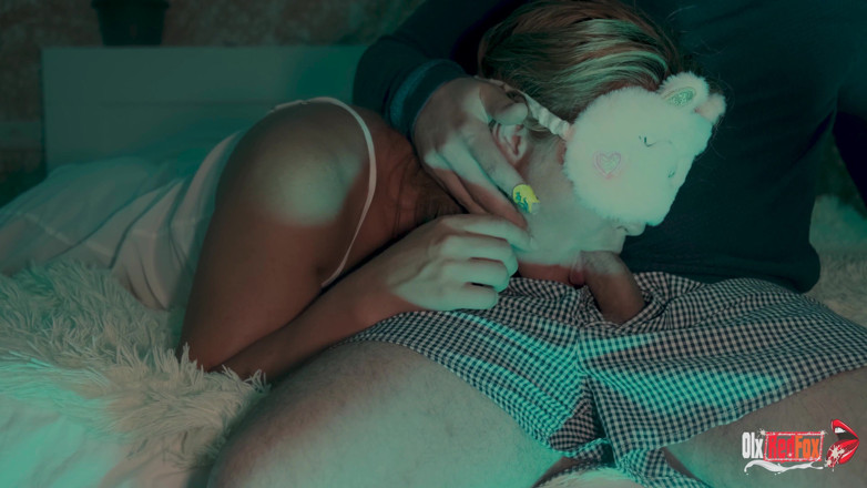 OlxRedFox: Despierto a mi madrastra de su siesta y me corro...