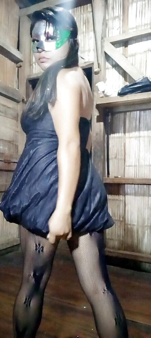 Martin13: Domowe latynoskie porno !! Piękna kobieta pokazuje swoje atrybuty seksualne przed...