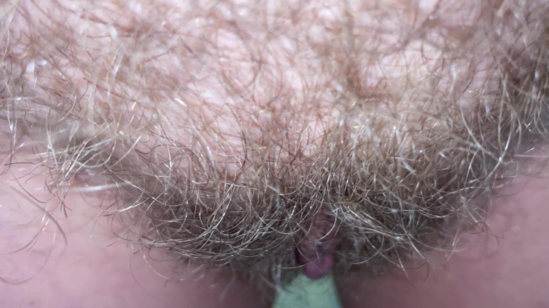 Hairy couple: Uomo con il garage rotto fatto a mano che scopa...