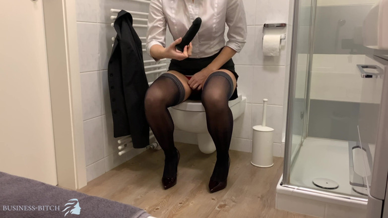 Business Bitch: Geheime secretaresse met dildo rijden op kantoortoilet