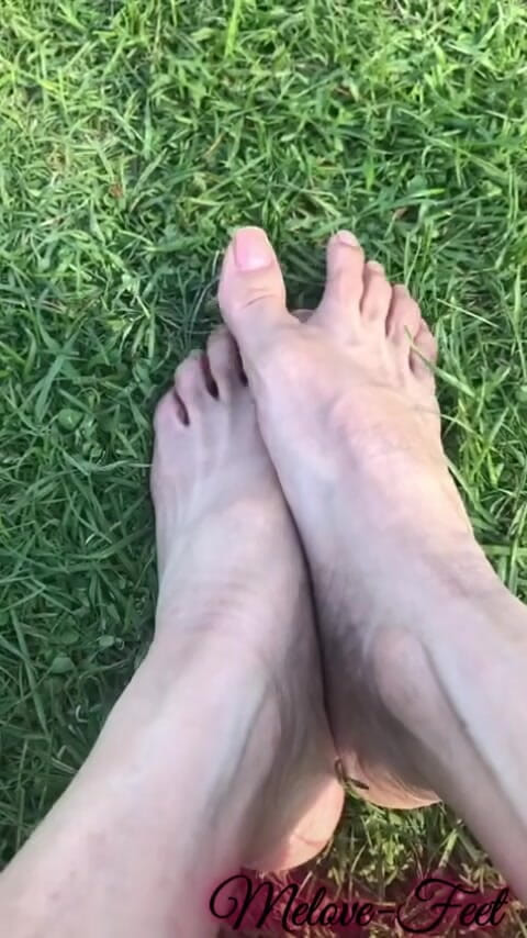 Naelor: Melove Showing Her Sexy Small Feet on Green Grass