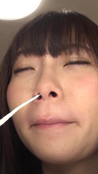 ノーズは大きく開いています。鼻水が滴り落ちる。彼女はくしゃみをしてあなたの顔に涙を流します POV。