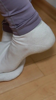 Legging Lavender, kaus kaki putih & sepatu kenyal yang usang - tease kaki & permainan sepatu