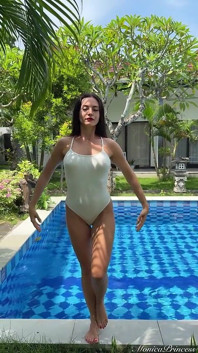 Yoga-Baum-pose & necken im durchsichtigen body im pool