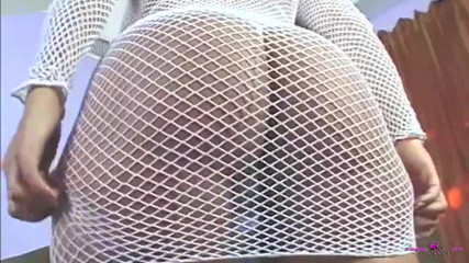 Naughty Black Girls: 这个大屁股美丽的白人婊子享受她每天给大黑屌的精液