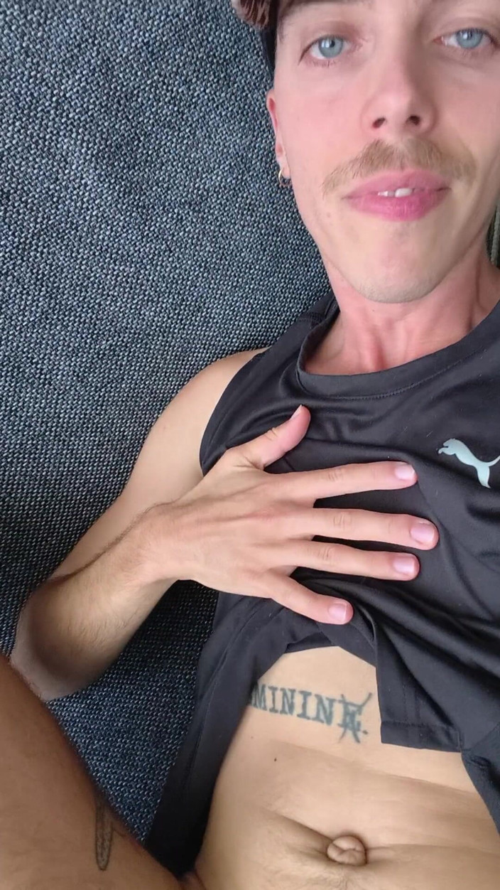 Cobalt FTM: 饥渴的 ftm 穿着短裤和运动鞋撸管