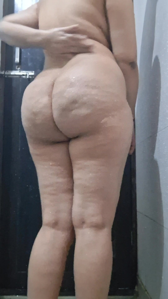 Riyathakur: Jari kanan seksi panas dalam mandi keras dubur