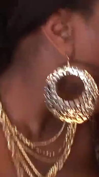 MILF Melvina saje dva dlouhé ptáky Paula a Tonyho