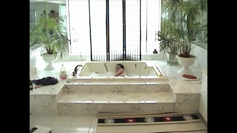 MMV BEST MOVIES AND CLIPS: 饥渴女郎洗澡并自慰饥渴的阴户