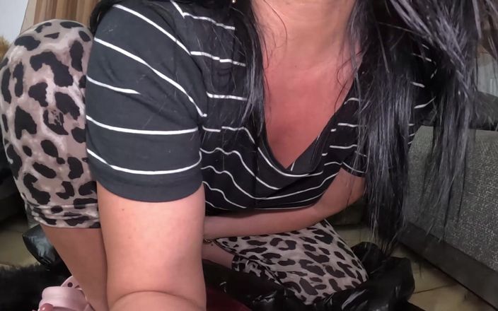 MilfyCalla: Playing with My Long Fingers, Sexy Soles and Big Feet