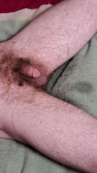 Drží mě čůrat a chčije na sebe v posteli