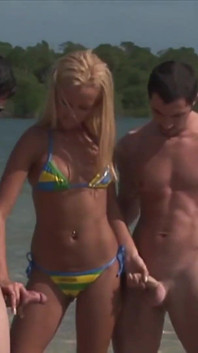 Den blonda Barbie Banks med stora tuttar älskar trekantsex med anal och dubbel penetration