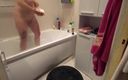 Emma Alex: Наблюдаю за моей сводной сестрой в ванной. Какие милые большие натуральные сиськи и сочная пизда. Вставлял бы ее хуй к миндалинам.