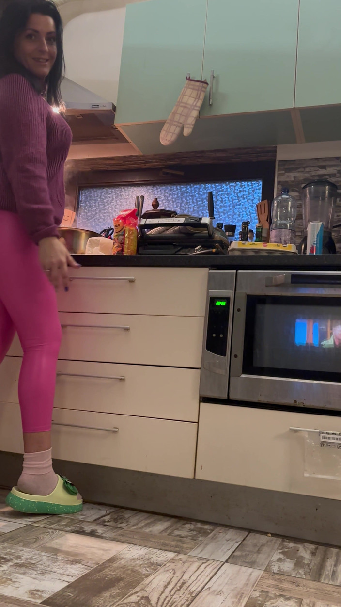 MilfyCalla: Leggings i rosa läder &amp; kameltet retas i köket
