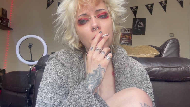 Glitterqueen1999: Добірка нових відео з курінням сигарет