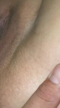 私の大学の友人は私においしい膣を舐めさせ、私はそれが大好きでした