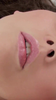 Karmella ssie wszystko, ale zadowoli się dildo