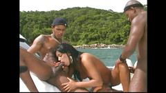 Double Penetration Party: Dwa duże czarne kutasy dla hebanowej seksownej dziewczyny