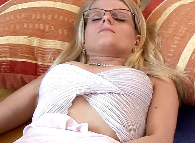 Sex Toy Entertainment: Spex блондинка в панчохах трахається з машиною