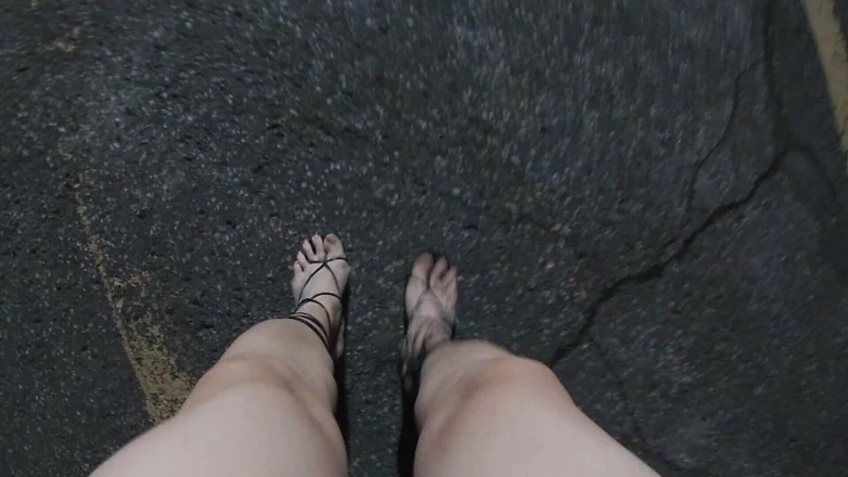 JonasBen: 熟女娘娘腔在户外夜间用软管自慰