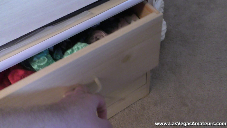 Spungy Gunk Films: Elodie Lee sorprende il patrigno Gerald a masturbarsi nelle mutandine...