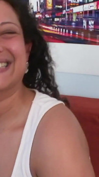 Une belle brune sexy au corps bronzé et aux seins parfaits se fait baiser sa chatte mouillée dans de nombreuses positions