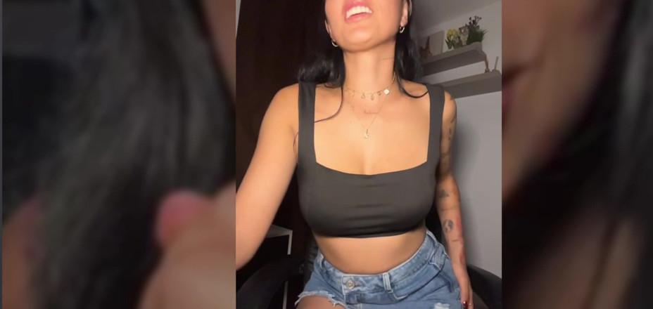Scarlet Divona: ラティーナセックス、自然な胸、ライブで見せたアソコ