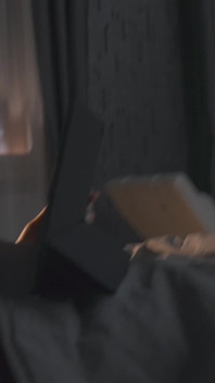S5e1 : une belle-mère reste avec son beau-fils pendant que son mari n’est pas là - est-ce qu’une nuit tardive finit en passion interdite ?