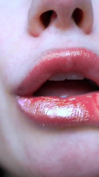 Glamour girl kiss com doces lábios suculentos e brilhantes