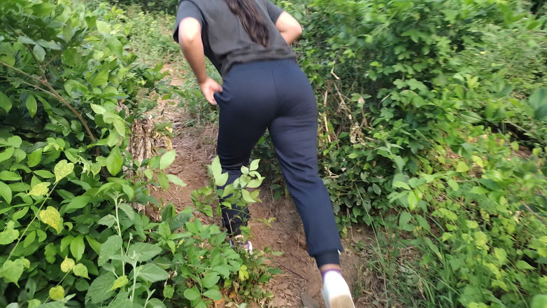 SugarPose: Latina berkelip tetek dan pantatnya di luar rumah