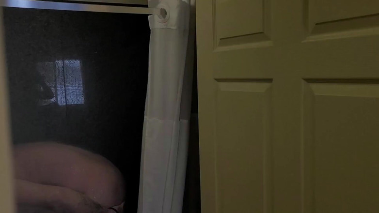 beardaddychub: Ведмідь приймає душ