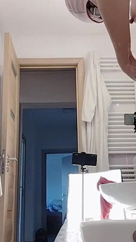 Moglie amatoriale si rade la figa davanti alla doccia