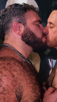 Sesiune de dungeon: joc cu cușcă transpirată, piercing Kinkster călușat, hrănit cu scuipat, tachinat