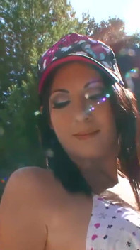Gagicii brunete care suge pula îi place să fie futută de un tip excitat
