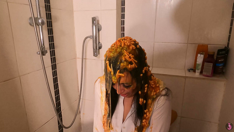 Summer Fox: Cocky Estate Agent Gets Sploshed