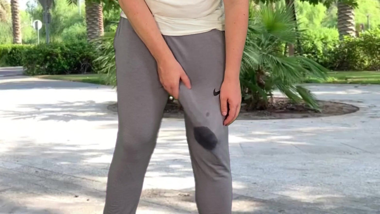 Lucas Nathan King: Monster Cock w szarych spodniach dresowych Public Flash Cum