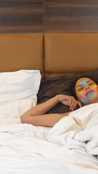 Jiju와 함께 디디의 침대에 묵는 걸 좋아하는 섹시한 Sali Priya