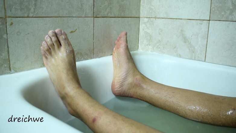Dreichwe: Kaki hangat di bak mandi dengan sabun