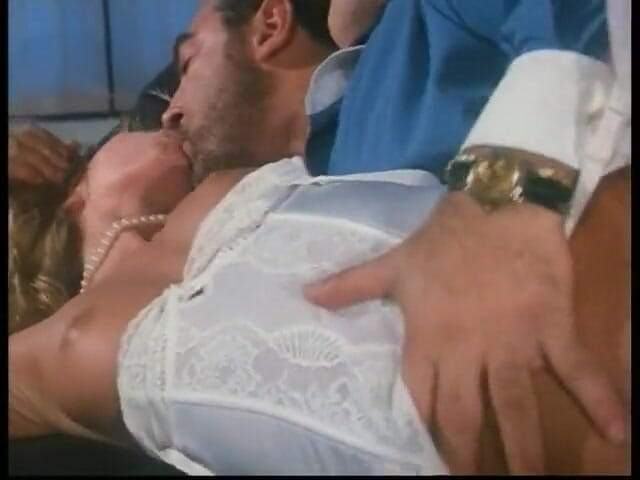 Xtime Network: İtalyan porno yıldızı Roberto Malone beyaz iç çamaşırlı güzel bir fahişenin...