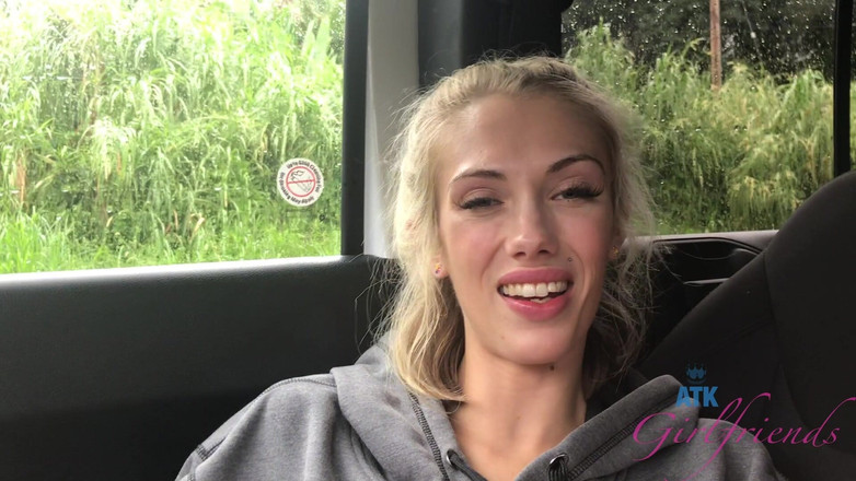 ATK Girlfriends: Virtuální dovolená - Sky Pierce si užívá pláž