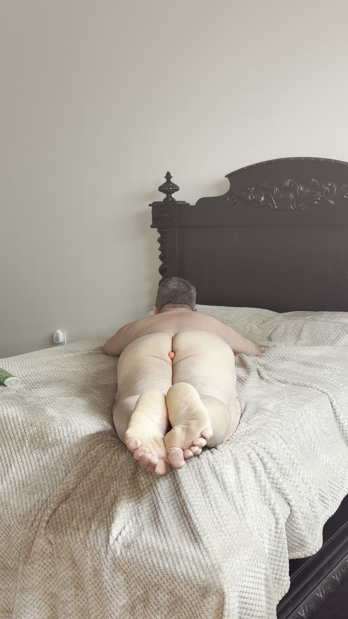 GottaLuvBB: Een speciaal verzoek voor stiefvader's poesje en voeten