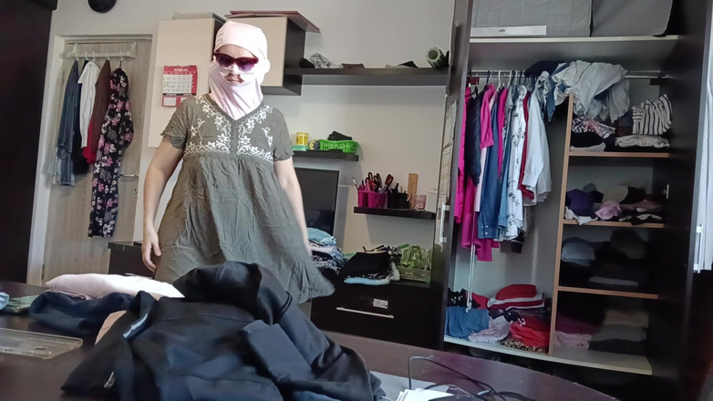 Amateur_MS: Wanita amatir bersenang-senang mencoba pakaian dan memotongnya.