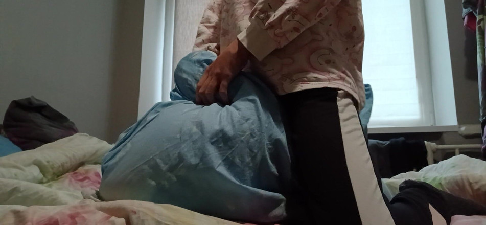 Lesbian-illusion: Ragazza super magra si strofina la figa su un cuscino...