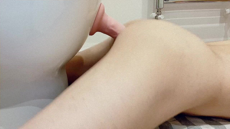 Nima: 在操巨大的假阳具时，双手免费射在地板上