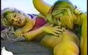 A Lesbian World: Azgın sarışın klitoris yalayıcı kız arkadaşının sıkı tıraşlı amıyla oynuyor