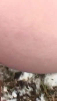 Nimfomanka brunetka zawsze chce przyjść i zerżnąć się jak dziwka na zewnątrz