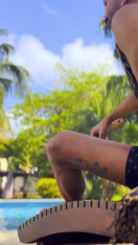 Latina kecil molek Violeta Grey suka menghisap, berkongkek, footjob berminyak & memancut mani di kakinya
