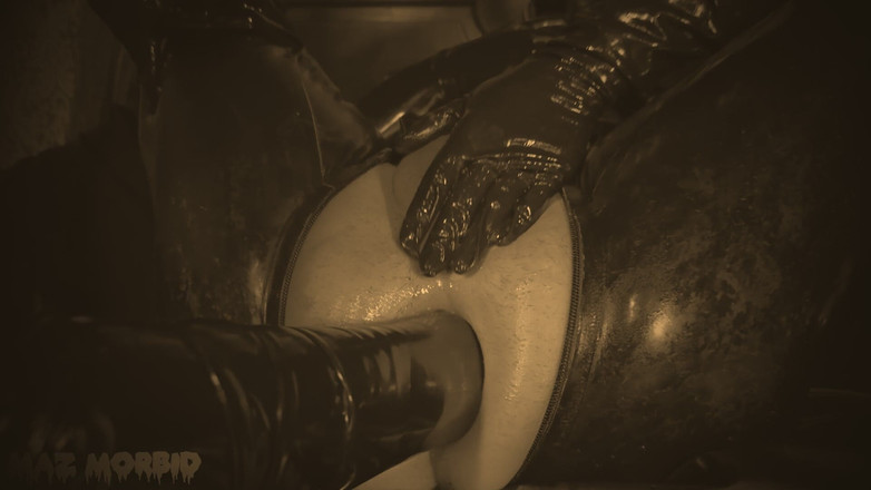 KinkyFemdomTV: Gasmasken-fisting Sepia mit Patricia und Valeska